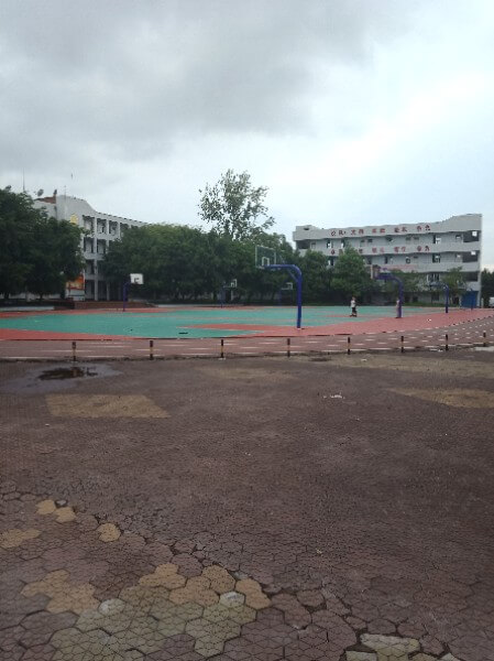 地處內(nèi)江市東興區(qū)郭北鎮(zhèn)。學校依山傍水，位于清流河畔，獅子山腳下。五十多年來，以其優(yōu)良的校風、教風、學風、社會形象和獨特的辦學風格，被評為“內(nèi)江市示范性高中”、“內(nèi)江市校風示范?！?、“內(nèi)江市最佳文明單位”、“內(nèi)江市辦學水平督導評估優(yōu)秀學?！?、“內(nèi)江市體育傳統(tǒng)項目學校”、“內(nèi)江市德育工作先進學?！?、“內(nèi)江市和諧校園”。
