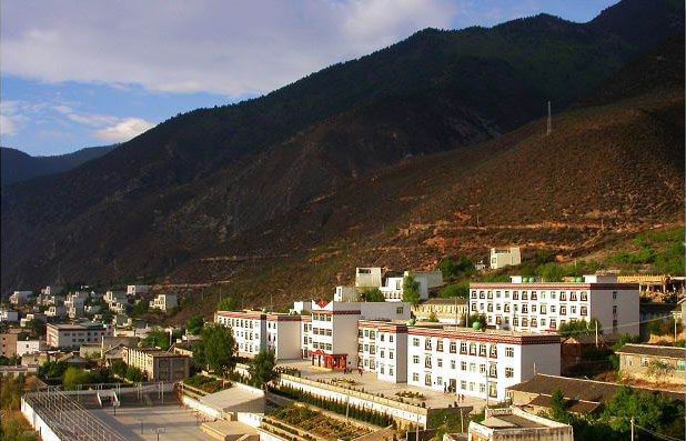 鄉(xiāng)城縣中學(xué)在什么地方？