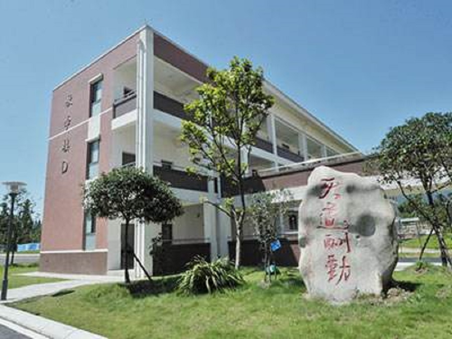 青城山高級中學(xué)校園環(huán)境怎么樣？