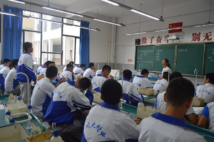 四川大學(xué)附屬中學(xué)一年的學(xué)費(fèi)是多少？
