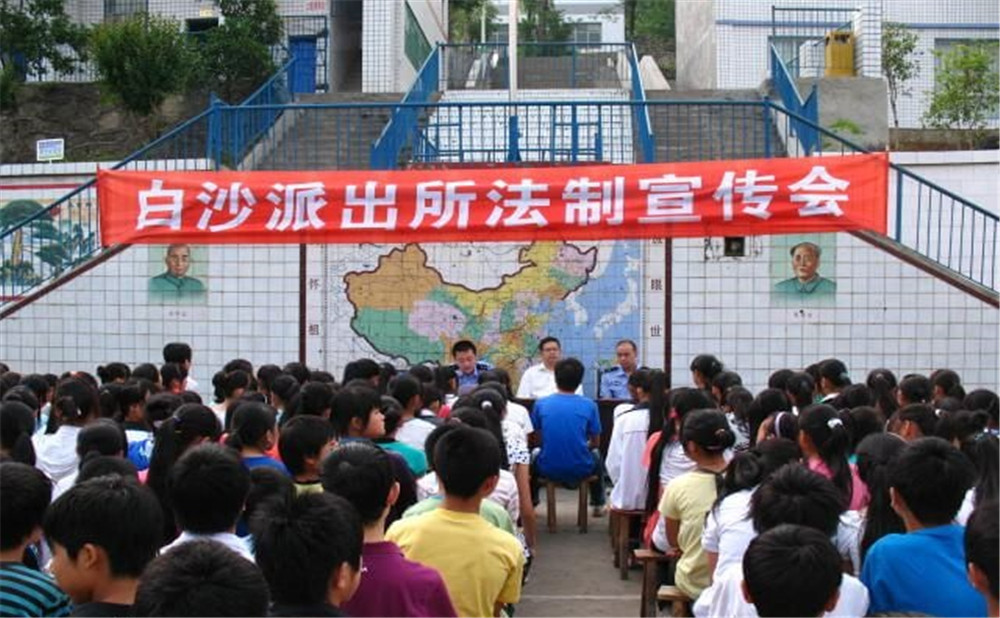 萬(wàn)源市第二中學(xué)是公辦高中？