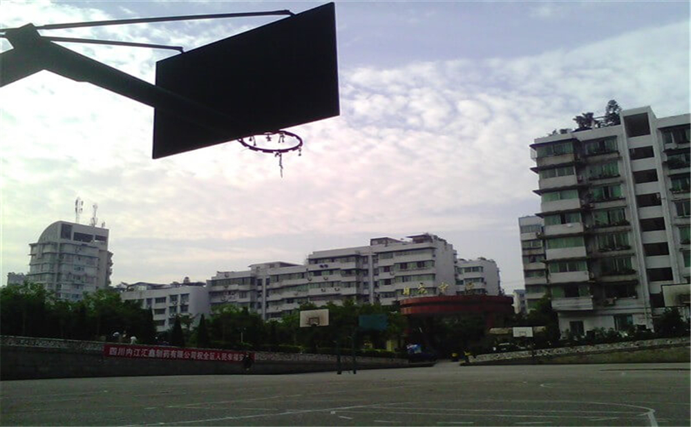 內(nèi)江市翔龍中學學校環(huán)境怎么樣？