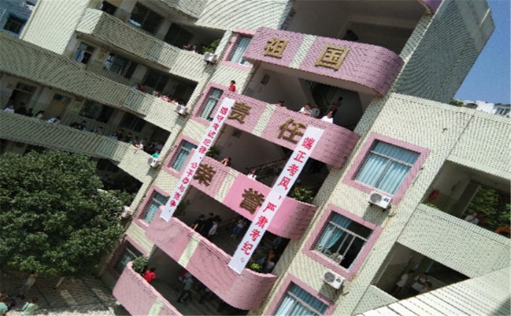 內(nèi)江市翔龍中學2020年學校學費多少錢一年？