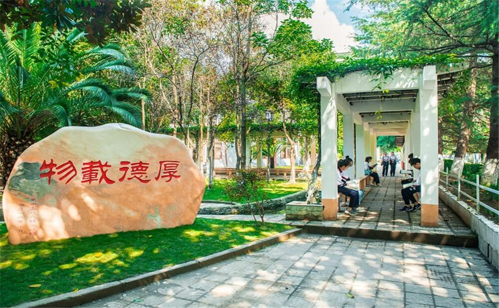 閬中東風(fēng)中學(xué)學(xué)校環(huán)境怎么樣？