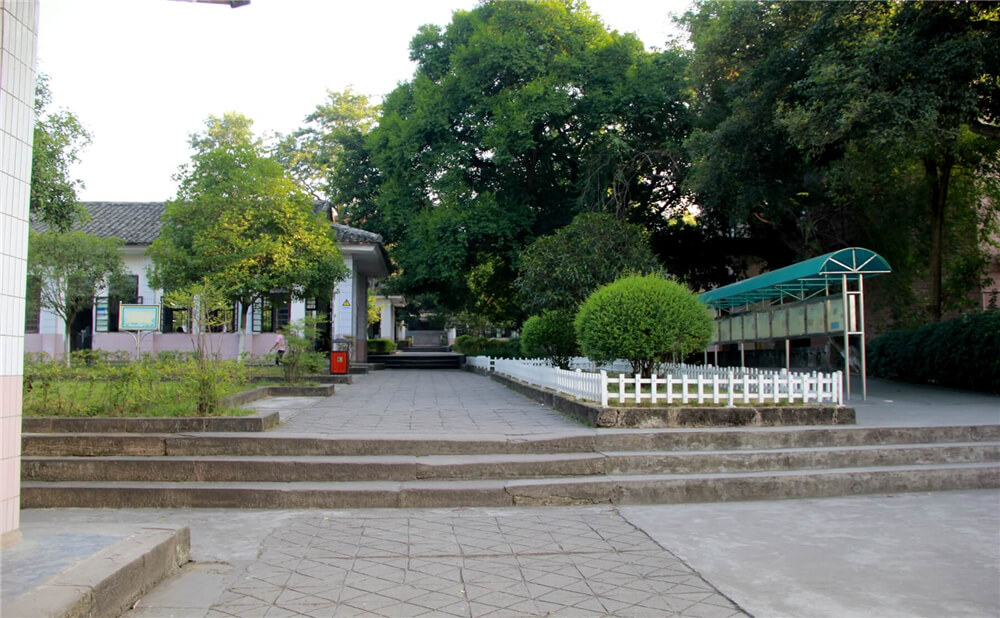 蓬安中學(xué)學(xué)校詳細地址在什么地方？