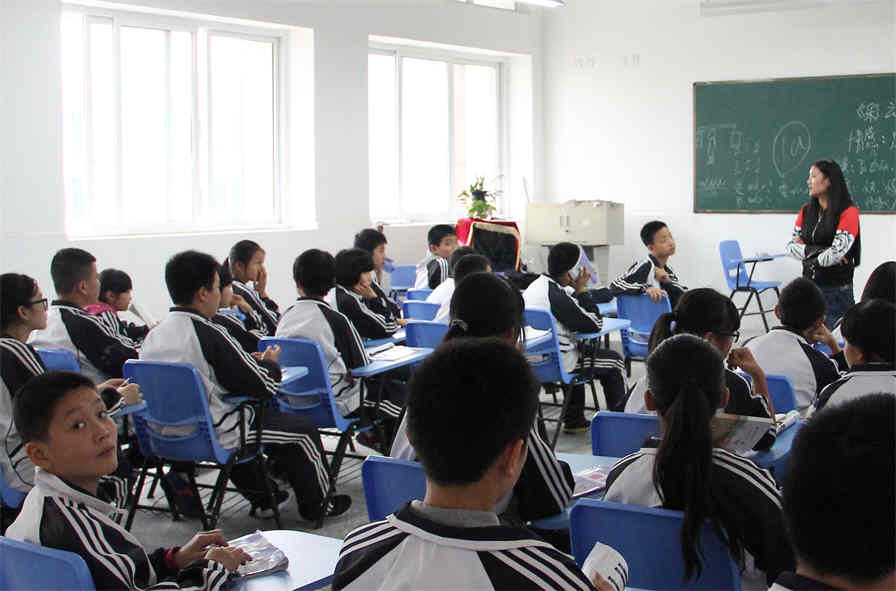 金牛中學(xué)一年的學(xué)費(fèi)是多少錢(qián)？