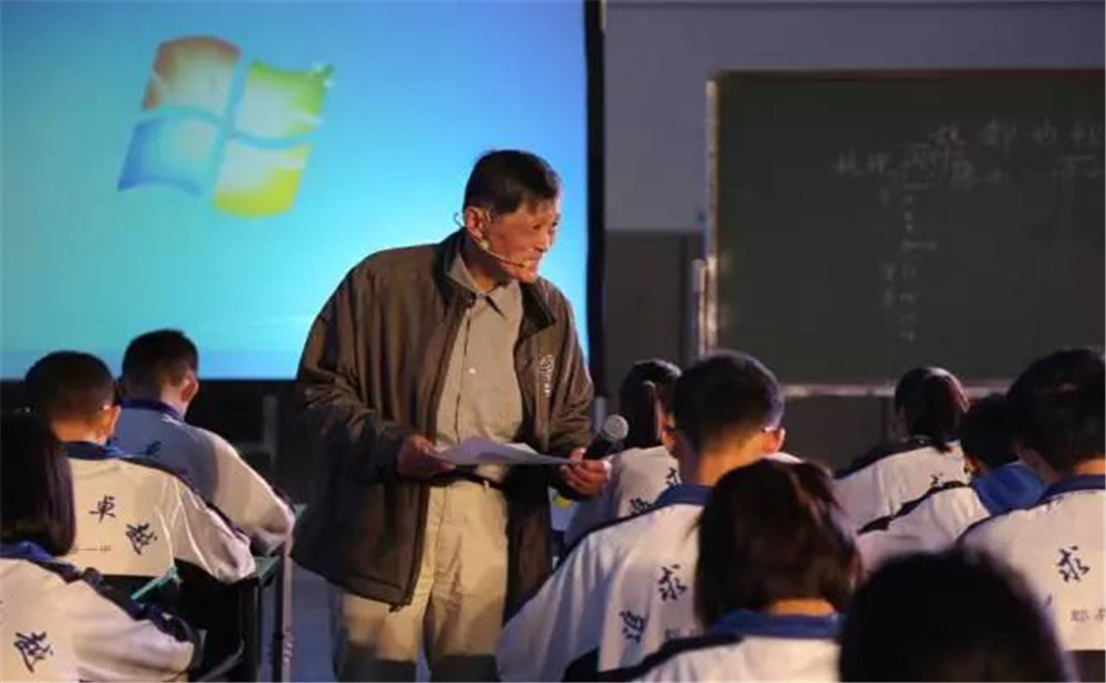 郫縣一中外招生一年的學(xué)費(fèi)是多少？
