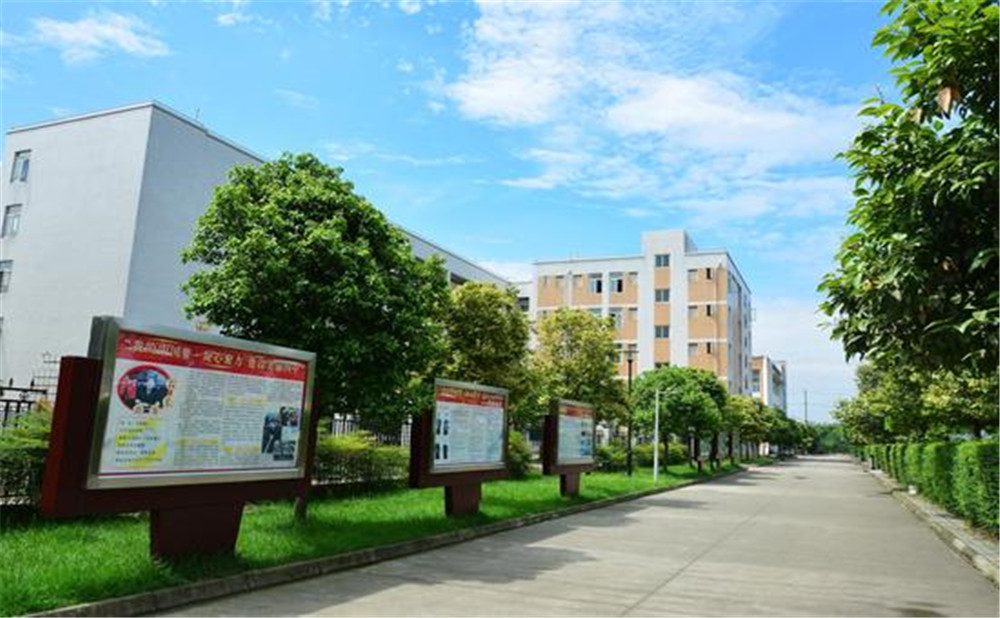 郫縣四中外招生一年的學(xué)費(fèi)是多少？