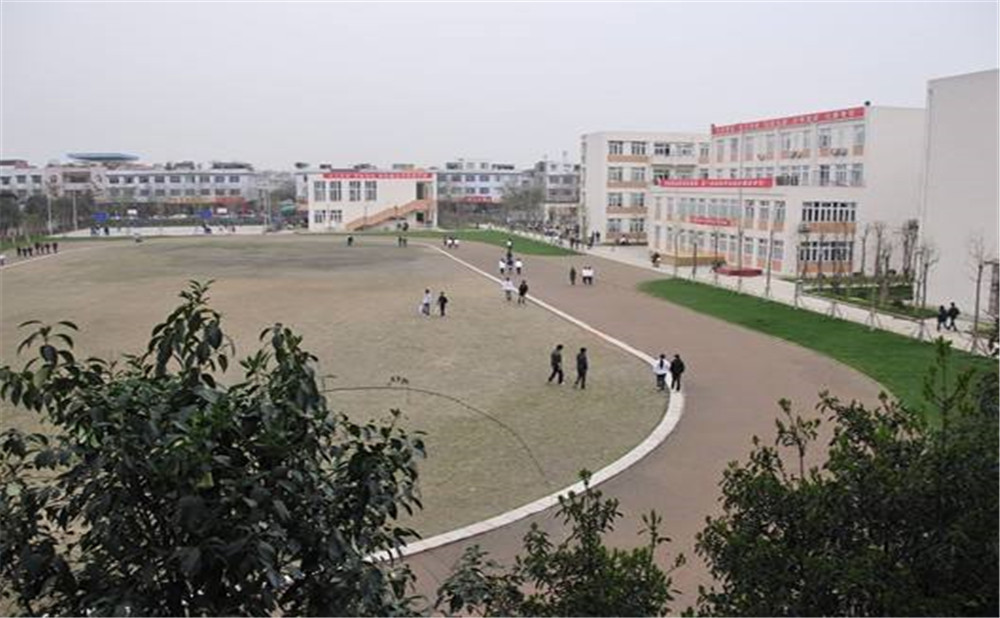 蜀城中學(xué)的學(xué)費是多少？