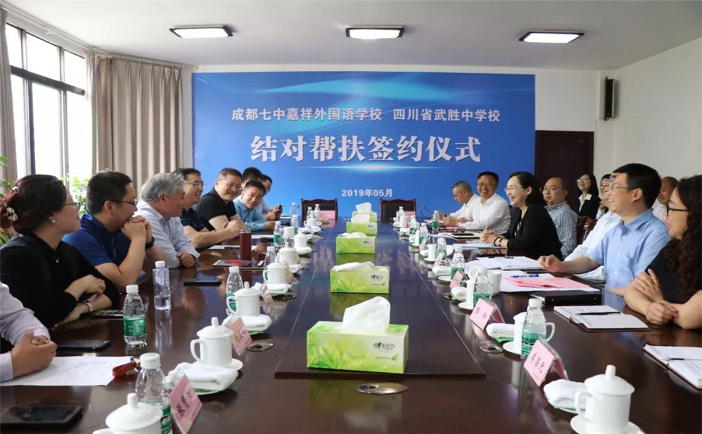 成都七中嘉祥外國語學(xué)校一年的學(xué)費(fèi)是多少？