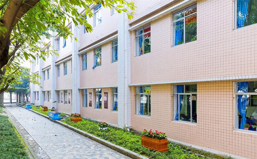 成都市第四十九中學(xué)的宿舍怎么樣？