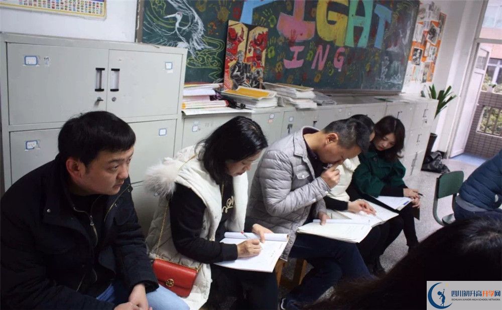 成都市鹽道街中學(xué)的學(xué)費(fèi)收費(fèi)標(biāo)準(zhǔn)是多少？