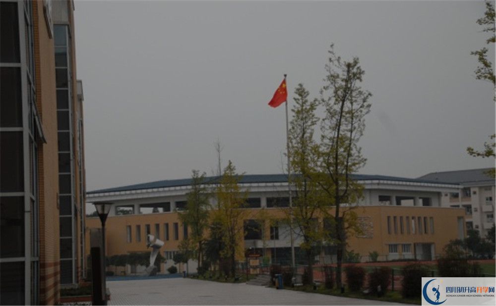 八一聚源高級(jí)中學(xué)的學(xué)費(fèi)收費(fèi)標(biāo)準(zhǔn)是多少？