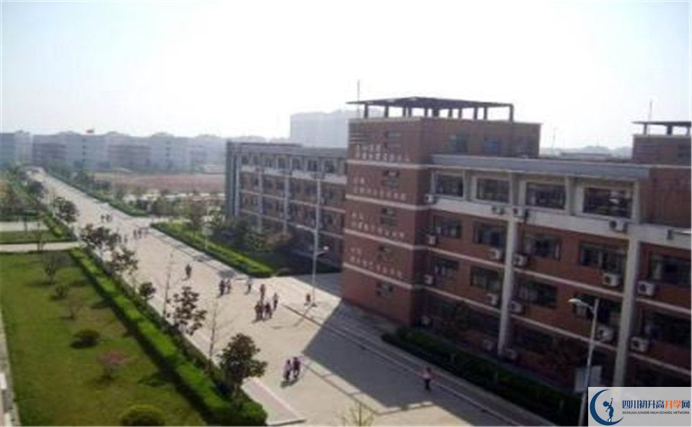 都江堰中學(xué)的學(xué)費(fèi)收費(fèi)標(biāo)準(zhǔn)是多少？