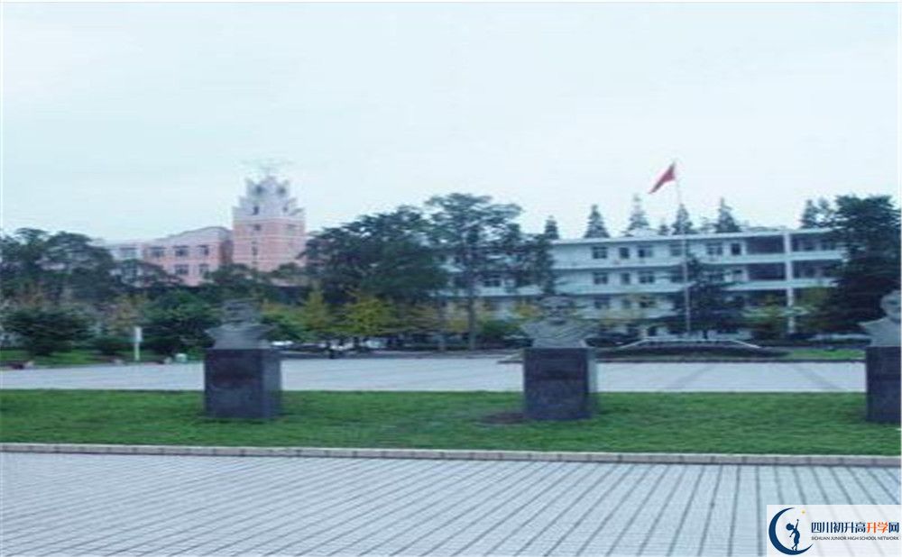 郫縣二中的學(xué)費(fèi)大概多少？