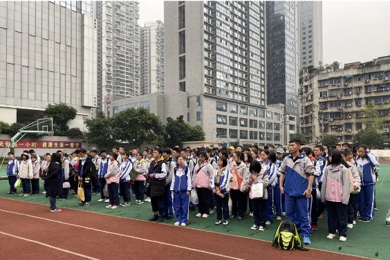成都市第十七中學一年的學費是多少？