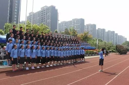 成都三十七中一年的學(xué)費是多少？