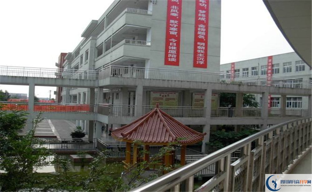 中考成都市龍泉中學(xué)的招生分?jǐn)?shù)線是多少？