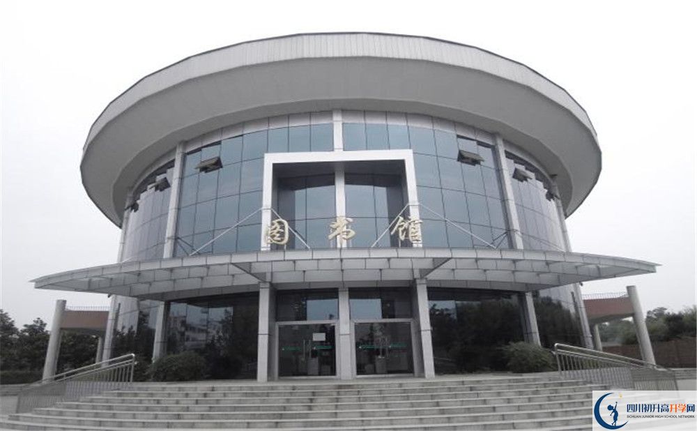 成都市龍泉中學(xué)一年的學(xué)費是多少？