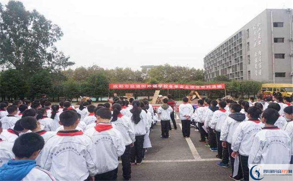 鹽道街外國(guó)語(yǔ)學(xué)校一年的學(xué)費(fèi)是多少？