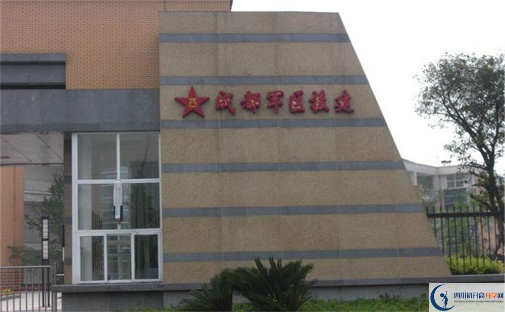 八一聚源高級中學一年的學費是多少？