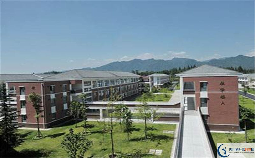 青城山高級中學(xué)一年的學(xué)費(fèi)是多少？