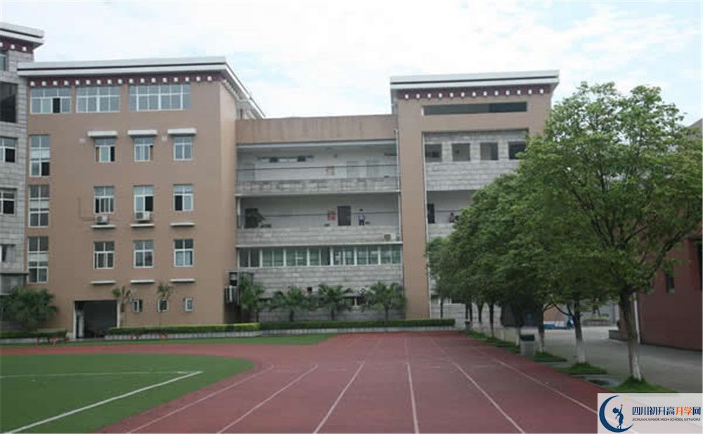 成都西藏中學(xué)一學(xué)期的學(xué)費是多少？