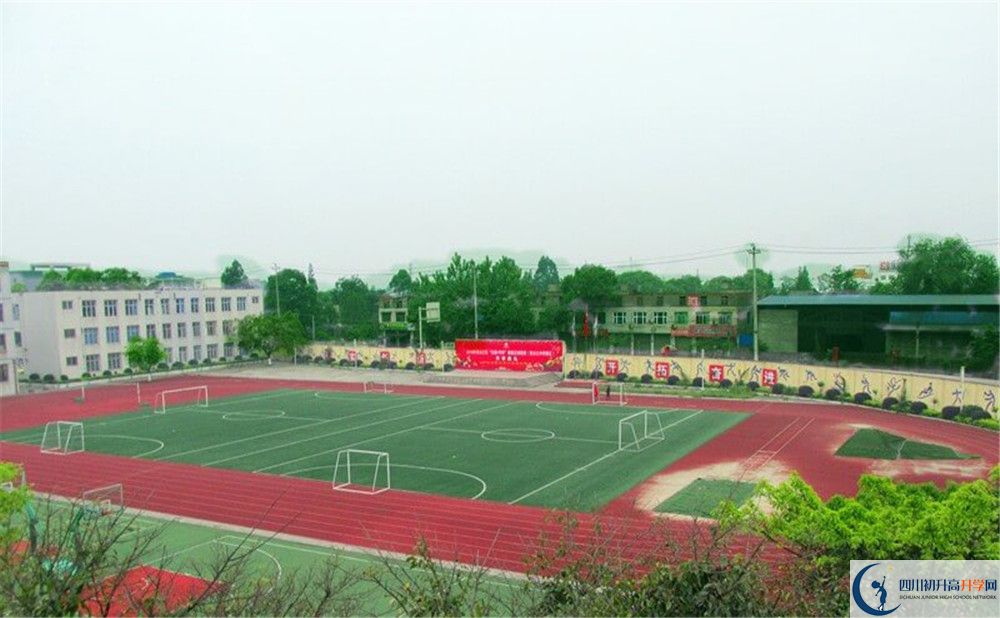 青白江中學(xué)一學(xué)期的學(xué)費(fèi)是多少？