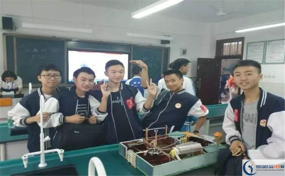 賈家中學(xué)一學(xué)期的學(xué)費是多少？