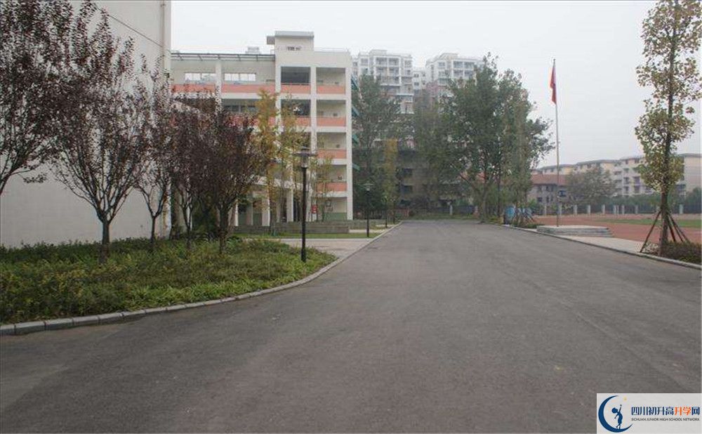 考四川師范大學(xué)附屬中學(xué)的分?jǐn)?shù)線是多少？