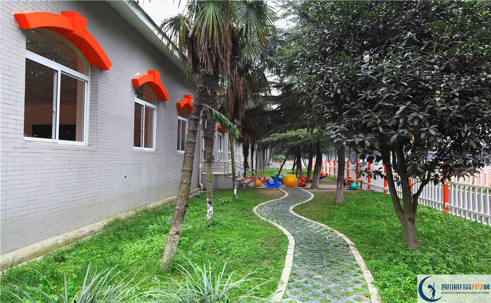 成都大學(xué)附屬中學(xué)初升高向外地招生嗎？
