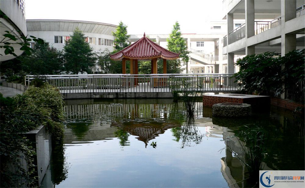 成都市龍泉中學(xué)住宿費(fèi)用是多少？