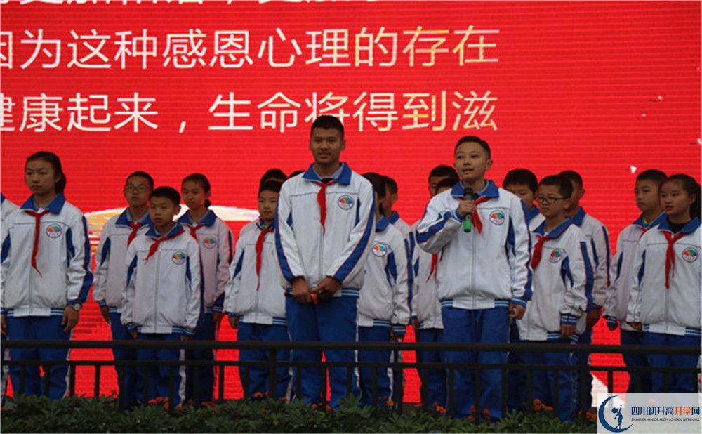 成都七中萬達學校是私立收費嗎？
