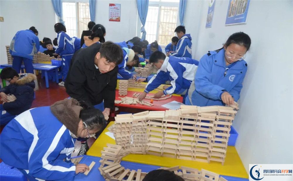 成都華西中學(xué)實驗班人數(shù)是多少？