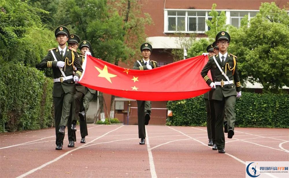 成都七中八一學(xué)校在校學(xué)生總?cè)藬?shù)是多少？