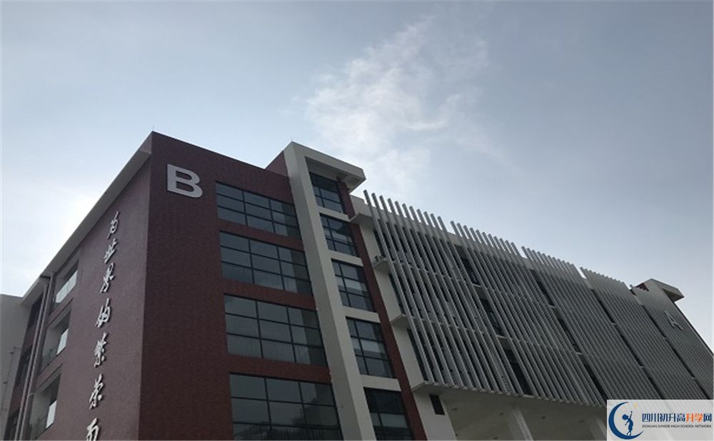 北京第二外國語學院成都附屬中學在校學生總人數是多少？
