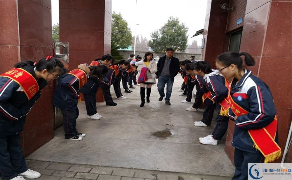 都江堰育才學(xué)校在校學(xué)生總?cè)藬?shù)是多少？