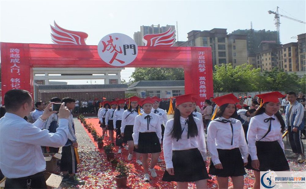 淮口中學在校學生總?cè)藬?shù)是多少？