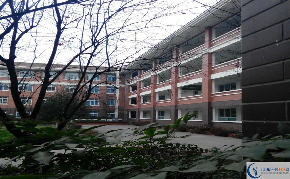 崇慶中學在校學生總?cè)藬?shù)是多少？