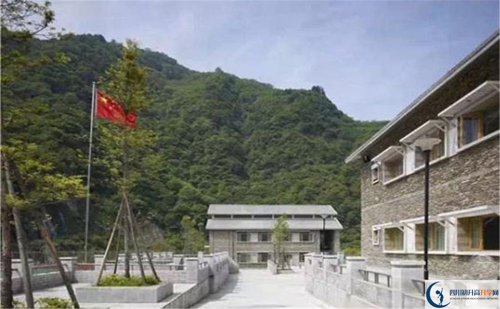 臥龍?zhí)貐^(qū)中學(xué)今年的錄取條件是否有變化？