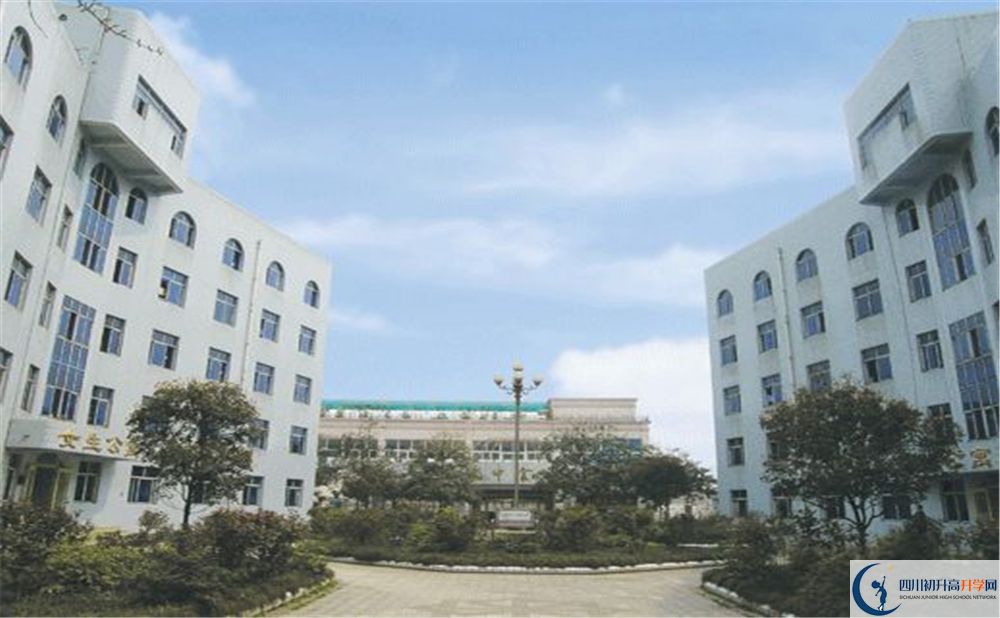 四川省彭州中學(xué)位置在什么地方？