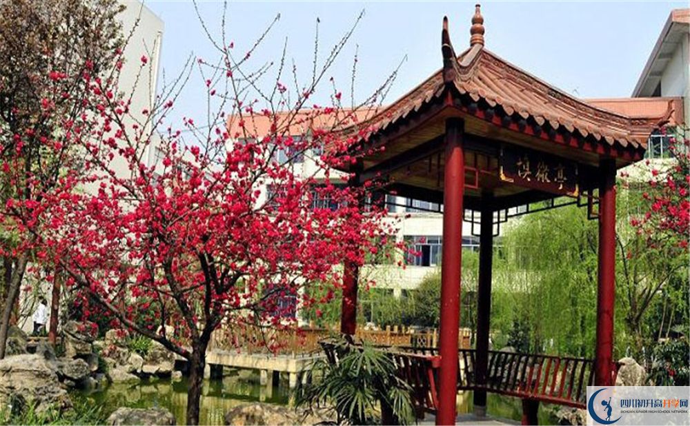 崇州市蜀城中學在哪里？